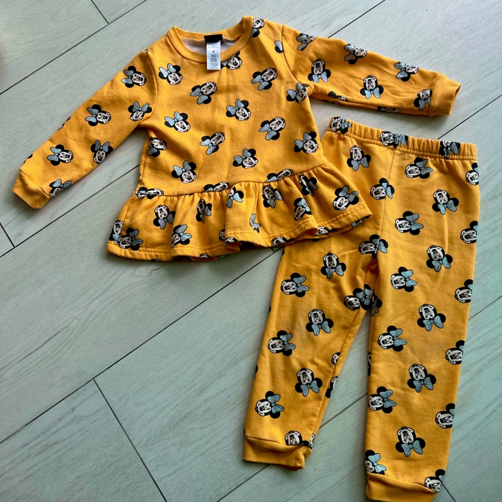 Girl Minnie Mouse sweat suit size 3T